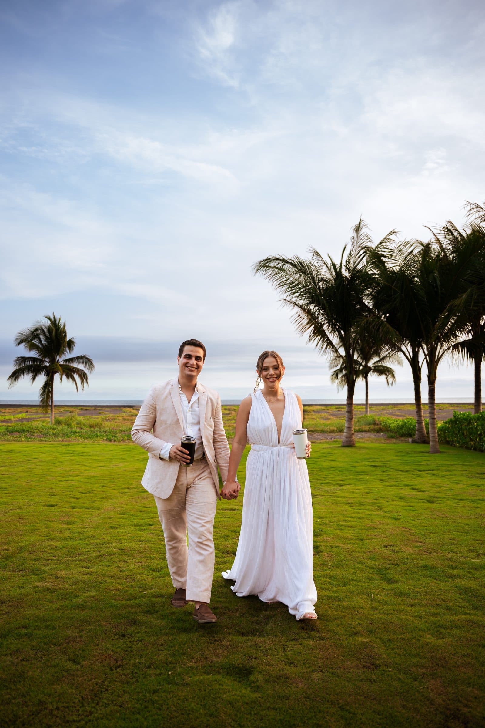 Pareja caminando frente al mar en su boda civil